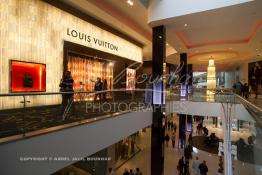 Image du Maroc Professionnelle de  Des visiteurs flânent et découvrent le nouveau grand centre commercial de Casablanca "Morocco Mega Mall", le plus grand centre commercial d'Afrique avec 200.000 m² de surface au sol située sur le Boulevard de la Corniche Boulevard de L'Océan Ain Diab, à Casablanca, Vendredi 16 Décembre 2011. (Photo / Abdeljalil Bounhar)

 